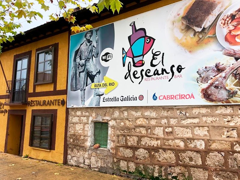 Fachada del Restaurante de comida tradicional El Descanso con cartel grande promocional